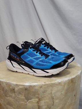 HOKA ONE ONE Clifton 2 size 9.5